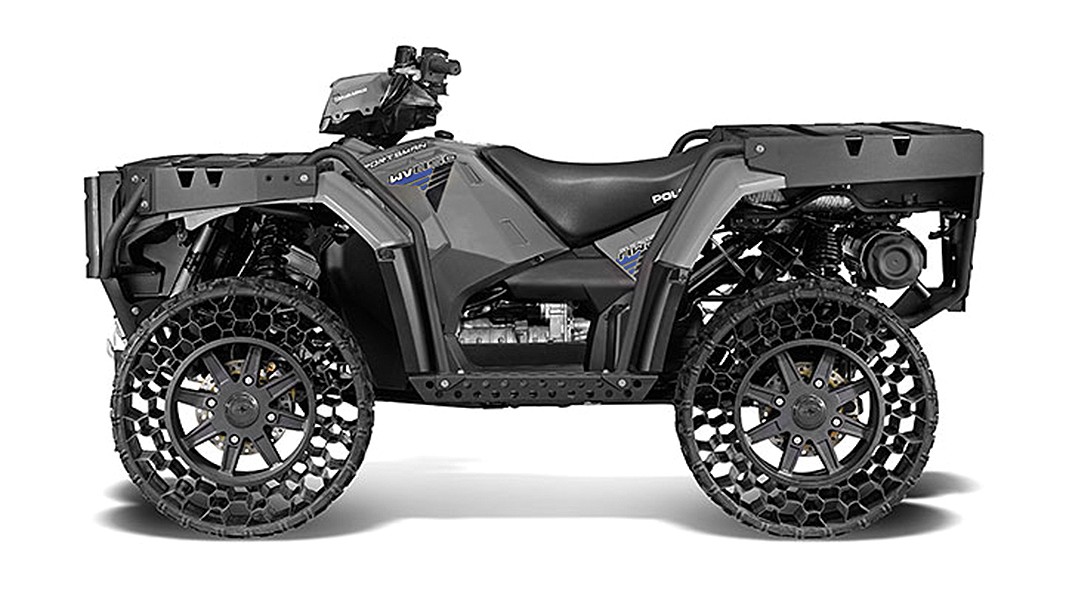 Xe địa hình với lốp khủng Polaris Sportsman WV850 H.O. Những chiếc lốp có thể thay thế vai trò của những chiếc lốp hơi quen thuộc, giúp chiếc xe tiếp tục vận hành trên quãng đường dài ngay cả khi bộ lốp bị hỏng.